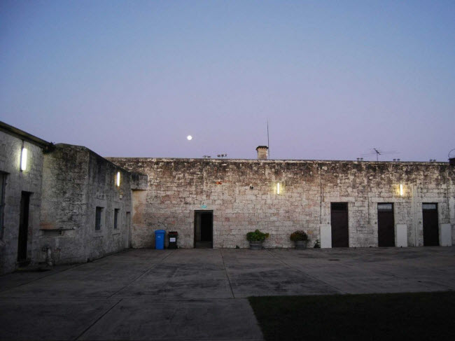 The Old Mount Gambier Gaol, Australia: Nhà nghỉ theo phong cách khách sạn này từng là nhà tù trong thời gian từ 1866 tới 1995. Công trình ngày ngày nay vẫn giữ được vẻ thô ráp như nhà tù, nhưng vẫn có một số phòng được thiết kế với phong cách sang trọng.