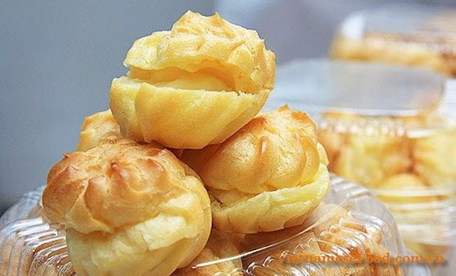 9. Bánh su: Bánh su kem là món bánh ngọt ở dạng kem được làm từ các nguyên liệu như bột mì, trứng, sữa, bơ,... có giá bán chỉ từ 3.000 - 5.000 đồng/cái ở TP.HCM.