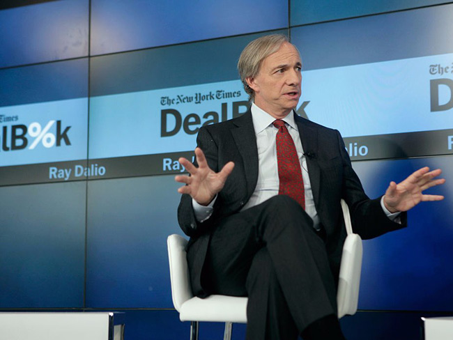 5. Ray Dalio &#40;Mỹ&#41; lấy bằng MBA tại Harvard năm 1973, là chủ tịch và nhà sáng lập của Bridgewater Associates, một trong những quỹ đầu tư lớn nhất thế giới. Tài sản ròng của Dalio khoảng 16.3 tỷ USD.