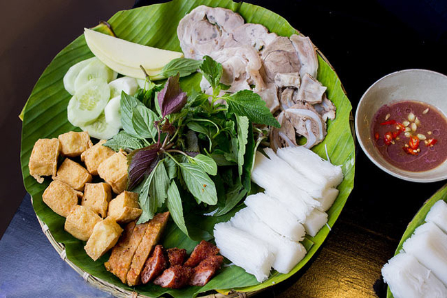 Bún đậu mẹt: Món bún đậu ăn cùng thịt chân giò luộc, chả cốm hay lòng lợn chấm kèm mắm tôm thì ngon hết sảy.