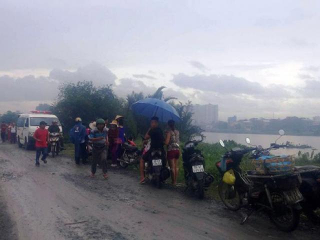 Người dân đội mưa xem vớt thi thể nam giới trên sông