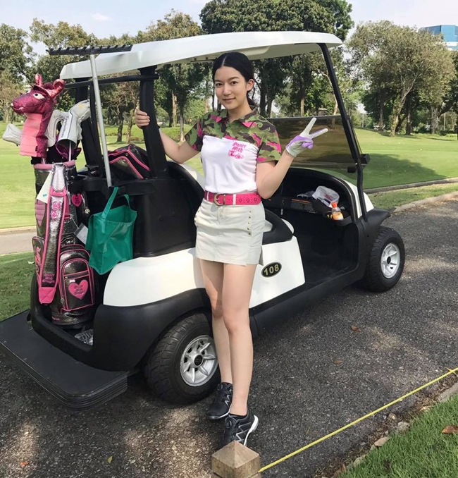 Thời gian rảnh rỗi, cô đi đánh golf cùng bạn bè.