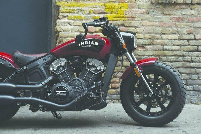 Để đem lại tư thế ngồi lái dấn thân hơn, thanh tay lái và chỗ để chân của 2018 Indian Scout Bobber đã được di chuyển về phía sau thêm 1,5-inches. Cản trước và sau được cắt ngắn và được thêm những thành phần giúp cho xe có vẻ bề ngoài giống như tàng hình. Ảnh phiên bản màu đỏ.