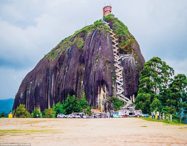 El Peñón de Guatapé, Antioquia, Colombia: Ít có&nbsp;khối đá nào gây ấn tượng như gã khổng lồ cao 200m tọa lạc gần thị trấn Guatape này. Khách thăm quan có thể chinh phục kỳ quan ấy với 649 bậc thang được khắc trên vết nứt dài bên sườn tảng đá.