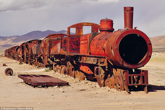 Cementerio de Trenes , Uyuni, Bolivia: Rợn tóc gáy là từ duy nhất để mô tả Nghĩa trang Đại Hỏa xa, nằm ở ngoại ô phía tây nam Uyuni, gần bãi muối lớn nhất thế giới Salar de Uyuni.&nbsp;Nơi đây trở thành chốn phơi mình của những xác tàu lửa khổng lồ sau khi ngành công nghiệp khai thác mỏ những năm 1940 ở Bolivia sụp đổ.