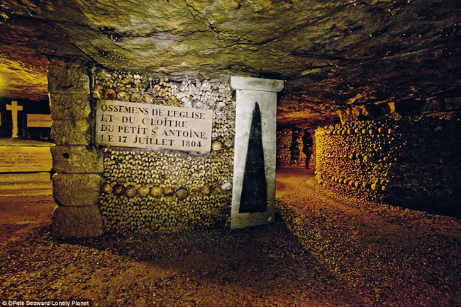 Catacombes de Paris, Paris, Pháp: Hài cốt của khoảng 6&nbsp;triệu người đang an nghỉ bên dưới những con phố nhộn nhịp của kinh đô ánh sáng Paris, trong một hệ thống đường hầm dài 280 km. Chính quyền đã buộc phải di chuyển những bộ xương vào hầm mộ này, vì nghĩa trang trên mặt đất đã không còn đủ chỗ nữa.