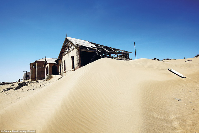 Kolmanskop, sa mạc Namib, Namibia: Kolmanskop từng là một thị trấn khai thác mỏ bừng bừng sức sống, với đủ những phương tiện giải trí như rạp chiếu phim, sân chơi bowling, rạp hát cùng sòng bạc, nhưng nơi đây đã bị bỏ hoang vào năm 1956. Giờ đây thị trấn hoang vắng đang dần bị những cồn cát nuốt chửng.