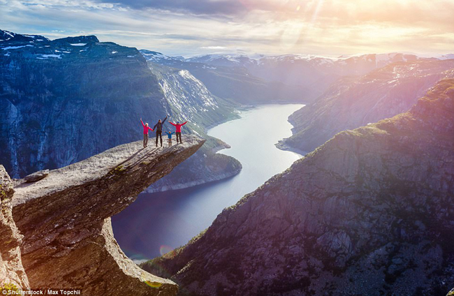 Trolltunga, Tyssedal, Na Uy:&nbsp;Ngọn “lưỡi của đá” này nằm ở độ cao 700 mét từ hồ Ringedalsvatnet và có thể chinh phục thông qua một chuyến leo núi kéo dài 12 giờ từ làng Skjeggedal. Đối với những lữ khách có tinh thần phiêu lưu mạo hiểm, đứng ở rìa núi đá chênh vênh này là trải nghiệm không thể bỏ qua.