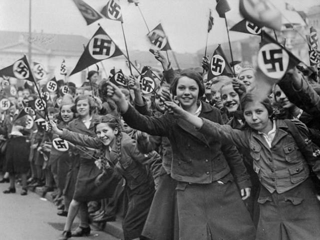 Hitler dùng đội quân nữ 10-18 tuổi, đẩy ra trận bắn người