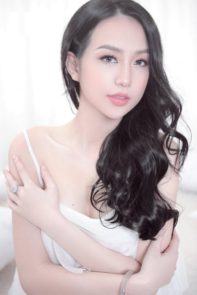 Hot girl Hương Baby - bà xã Tuấn Hưng được xem là bà mẹ hai con xinh đẹp, tài năng trong showbiz Việt. Cô còn được biết đến với độ chịu chơi nức tiếng trước khi kết hôn.