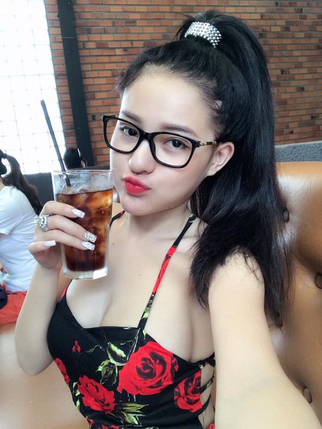 Ngân 98 từng chia sẻ: &#34;Vì cơ thể tôi phát triển sớm và mặc hơi sexy nên tôi được mọi người để ý, cứ hễ phát ngôn điều gì là cũng bị soi rất nhiều&#34;.