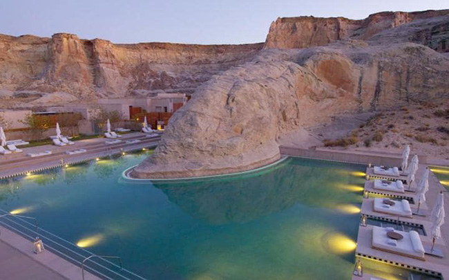 36. Khách sạn Amangiri, Canyon Point, Utah, Hoa Kỳ

Đây có lẽ là một trong những khu nghỉ sang trọng nhất trong danh sách này, nhưng cũng là một trong những khách sạn kỳ dị nhất. Nằm sâu bên trong Canyon Point, gần biên giới với Arizona, khách sạn hòa trộn vào môi trường xung quanh bởi thiết kế ấn tượng của nó.