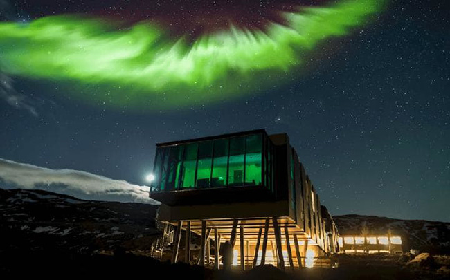 41. ION Luxury Adventure Hotel, Nesjavellir, Iceland

Nằm gần Vườn Quốc gia Thingvellir, Di sản Thế giới của UNESCO, ION Luxury Adventure Hotel nằm giữa phong cảnh núi non và mỏ nham thạch. Khách sạn nằm rìa một ngọn núi lửa đã tắt trong nhiều năm. Từ cửa sổ sát trần của khách sạn này du khách có thể thỏa thích ngắm nhìn bắc cực quang.