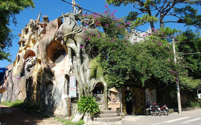 45. Nhà nghỉ Hằng Nga, Đà Lạt, Việt Nam

Được biết đến với cái tên &#34;Crazy House&#34;, tòa nhà giống như thần tiên có hình thức đúng với tên gọi của nó. Thiết kế tổng thể của tòa nhà mang ý tưởng một gốc cây cổ thụ lớn, và mỗi phòng gắn với một chủ đề về động vật khác nhau.