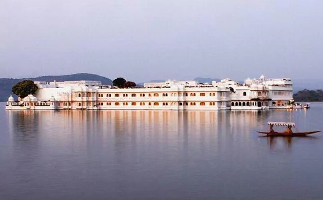 47. Taj Lake Palace , Udaipur, Ấn Độ

Một trong những điểm đến lãng mạn nhất trong thế giới các khách sạn, cung điện nổi như một con tàu trắng tuyệt đẹp trên vùng biển Hồ Pichola với tầm nhìn 360 độ toàn cảnh xung quanh Udaipur.