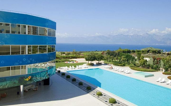 49. The Marmara Antalya, Antalya, Thổ Nhĩ Kỳ

Khách sạn có thể xoay tròn này là một kỳ công về kỹ thuật. Nằm gần Antalya, tòa nhà nặng 2.750 tấn dường như trôi nổi trên một bể nước, cho phép xoay vòng và du khách tha hồ ngắm nghía cảnh quan của Địa Trung Hải được thay đổi theo vòng xoay. Bạn có thể đi ngủ sau khi ngắm nghía hồ bơi và thức dậy lại được đối mặt bình minh của biển.