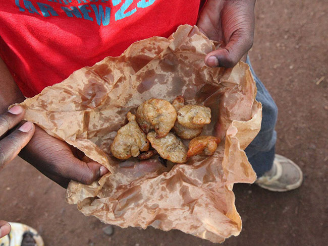 Bamako, Mali: Hầu hết học sinh về nhà ăn trưa. Nếu không, các em sẽ lót dạ với vài chiếc bánh rán.