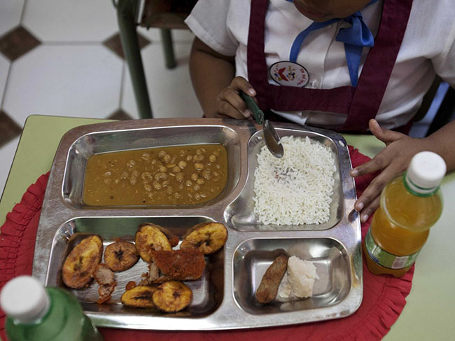 Old Havana, Cuba: Bữa trưa của học sinh ở đây sẽ có cơm với bánh Croquette gà, một chút khoai môn, súp đậu vàng, chuối chiên và nước cam.