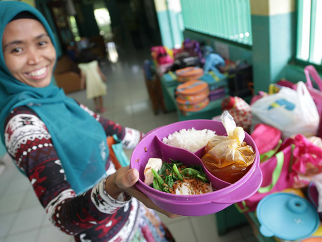 Jakarta, Indonesia: Bữa trưa gồm cơm, súp thịt viên, đậu hũ và rau.