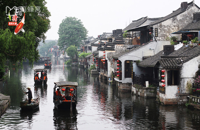 6. Tây Đường: Một thị trấn nhỏ nằm ở Gia Thiện của Chiết Giang, tường trắng ngói đen, lấp trong mưa mù sương là những miêu tả phác họa chân dung nơi đây. Khung cảnh làng và ngõ hẻm đã trở thành một cảnh quan đẹp trong thị trấn được nhiều người biết đến.