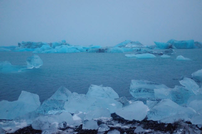 Khung cảnh như trên hành tinh khác tại sông băng Jokusarlon, Iceland.