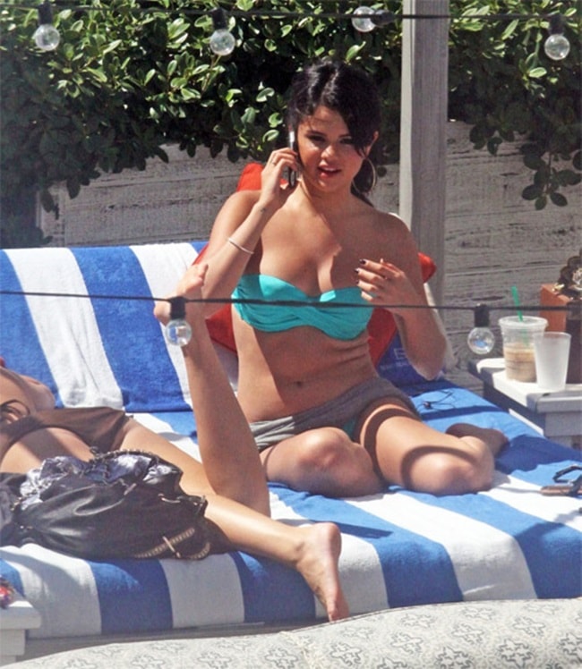 Đừng tưởng một cô nàng mảnh mai như Selena Gomez mặc gì cũng sẽ đẹp. Chính bộ bikini này đã tố cáo vòng 2 không hoàn hảo của cô nàng.