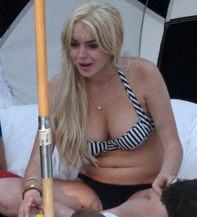 Cô nàng tai tiếng Lindsay Lohan lộ những ngấn mỡ khi diện đồ tắm.