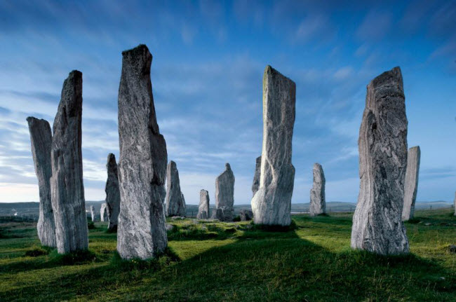 Cấu trúc đá Callanish Stones có niên đại 3 triệu năm tuổi trên đảo Lewis ở Scotland.