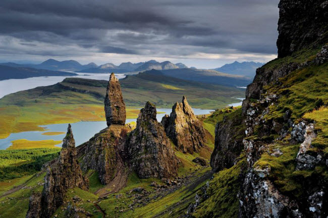 Khung cảnh đẹp như tranh vẽ tại hồ nước giữa đảo Raasay và Skye, Scotland.