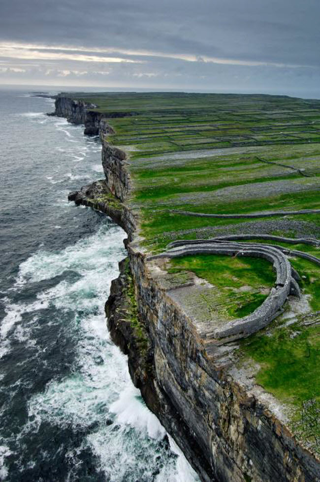 Pháo đài Dun Aengus ở Ireland có niên đại hơn 3.500 tuổi.