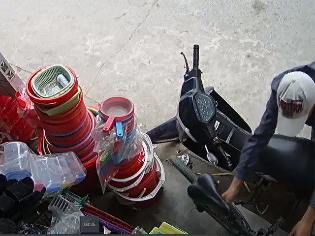 Clip: Chê xe máy, thanh niên trộm xe đạp trong 10 giây