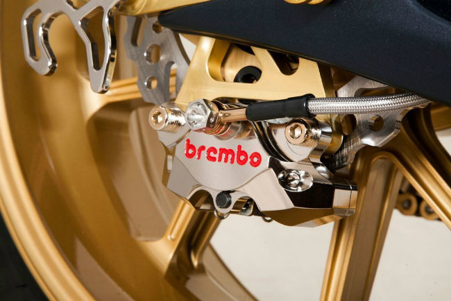 Phanh đĩa sau loại Brembo GP. Số tiền hơn 100 triệu đồng chỉ là chi phí mua sắm ban đầu. Giới thạo xe tin rằng mẫu xế độ này sẽ tốn kém và có giá trị thực đắt hơn rất nhiều.