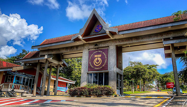 10. Đại học Teknologi, Malaysia &#40;UTM&#41; xếp hạng 21 trong Top 50 trường đại học tốt nhất thế giới có tuổi đời dưới 50 năm và đứng thứ 253 các trường hàng đầu toàn cầu năm nay. Là một trường đại học nghiên cứu chuyên sâu về kỹ thuật, khoa học và công nghệ, UTM được thành lập năm 1972 với mục đích là trở thành một trung tâm học thuật đẳng cấp thế giới.