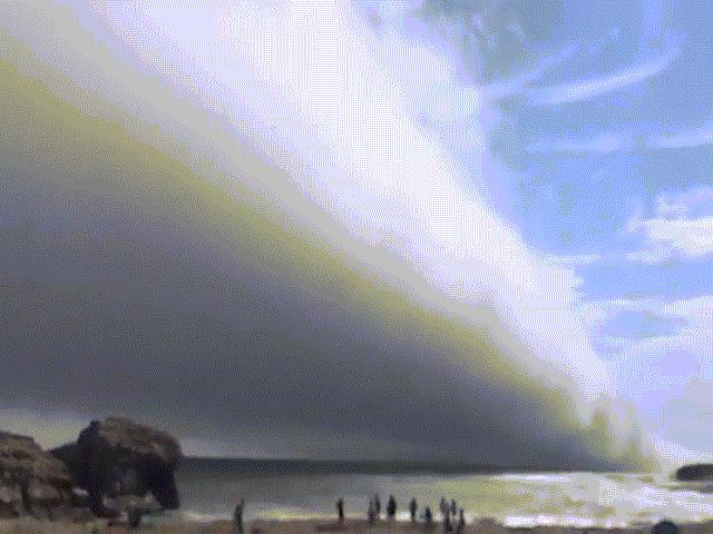Mây khổng lồ ”nuốt chửng” bãi biển Mỹ như ngày tận thế