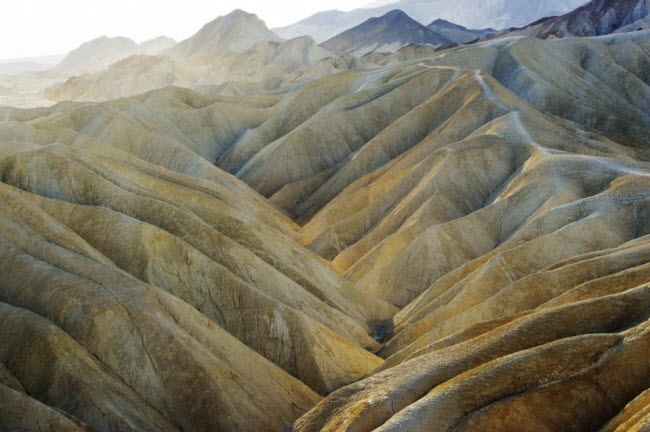 Vùng đất khô cằn ở Zabriskie Point, bang California, Mỹ.