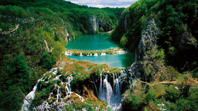 Vườn Quốc gia hồ Plitvice, Croatia: Được bao quanh bởi rừng sồi, linh sam và vân sam xanh tươi ngút tầm mắt, hệ thống 16 hồ xếp theo từng tầng trong Vườn Quốc gia hồ Plitvice, Croatia đổ xuống&nbsp; các thác và hồ nhỏ phía dưới, nổi tiếng với màu sắc đặc biệt ấn tượng của làn nước trong veo: màu ngọc lam, ngọc lục, hoặc xám xanh.