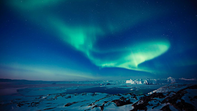 Vịnh băng Ilulissat, Greenland: Khi đi thuyền buồm hoặc thuyền kayak dọc vịnh hẹp băng hà Ilulissat, Greenland, du khách được chứng kiến tận mắt khung cảnh ngoạn mục cách mà một dòng sông băng sinh ra và lắng nghe giai điệu hoang sơ của tiếng băng đá gầm thét đổ xuống vách thung lũng.