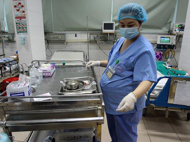 Nữ điều dưỡng mang thai sắp đẻ vẫn căng mình chống sốt xuất huyết