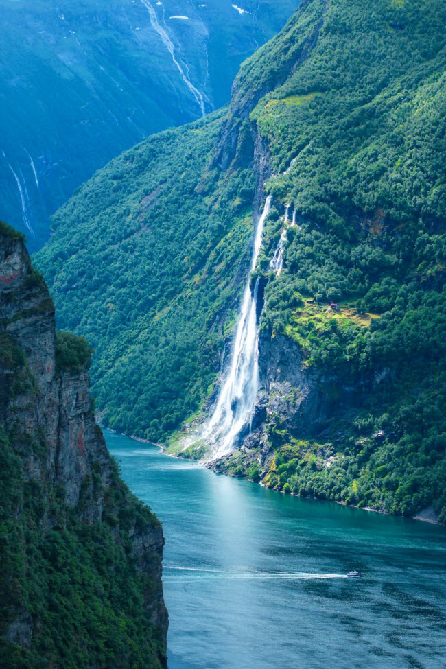 Thác nước Bảy Chị Em ở vịnh Geirangerfjord.