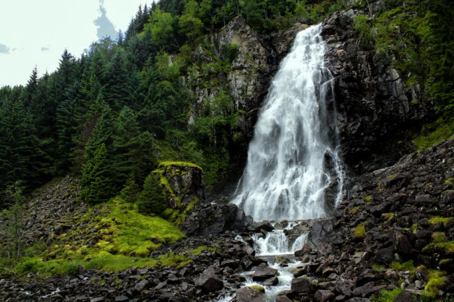 Phong cảnh đẹp như tranh vẽ quanh thác Espelandsfossen.