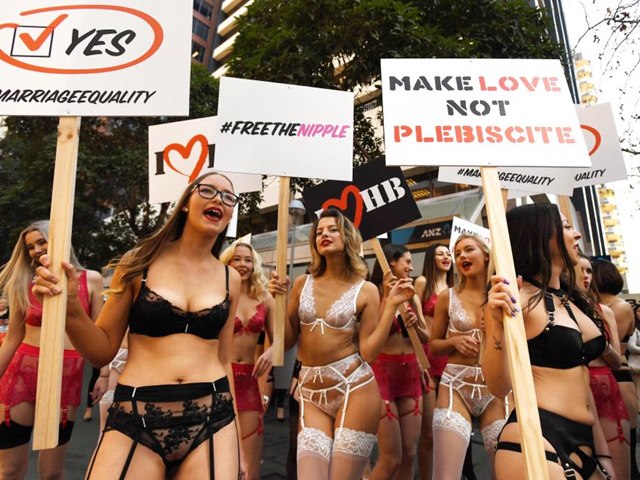 Phụ nữ Úc mặc đồ lót tràn xuống phố biểu tình