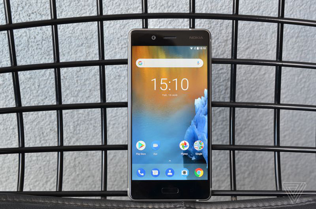 Nokia 8 sở hữu kiểu dáng khác biệt so với các model tầm trung và giá rẻ mà hãng này vừa ra mắt trong năm nay. Máy có thiết kế cong mềm mại, mặt lưng hơi cong vạt giúp ôm sát tay cầm hơn.