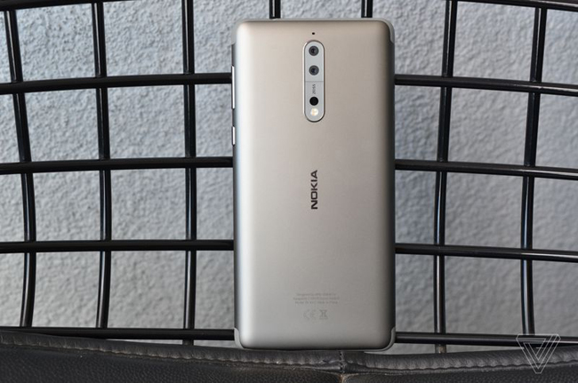 Nokia 8 sử dụng thiết kế nhôm nguyên khối &#40;6000 series&#41; kết hợp với màn hình LCD IPS kích thước 5,3 inch độ phân giải QHD &#40;1440 x 2560 pixel&#41;, với độ sáng cao đến 700 nits cùng mặt kính cong 2.5D, và được phủ kính cường lực Gorilla Glass 5.