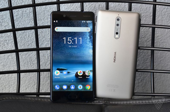 Vị trí dày nhất của chiếc Nokia 8 đo được có độ dày 7,9mm, nhưng chỉ hỗ trợ khả năng kháng nước tiêu chuẩn IP54 &#40;chuẩn thấp&#41;.