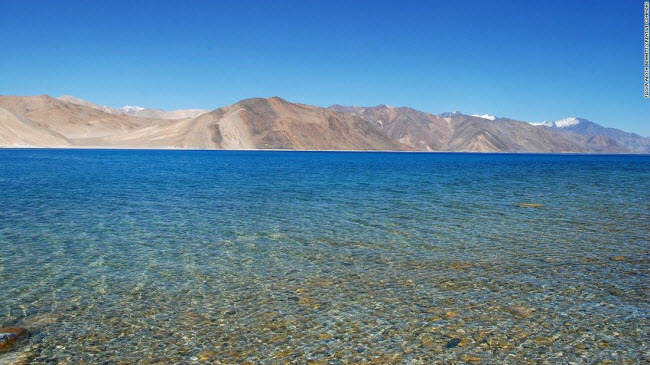 Hồ Pangong Tso: Hồ nước mặn này nằm ở độ cao 4.350 m trên dãy núi Himalaya. Nơi đây cũng là vùng lãnh thổ tranh chấp giữa Ấn Độ và Trung Quốc.