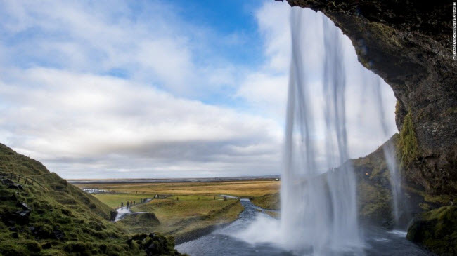 Thác Seljalandsfoss, Iceland: Đây có thể không phải là thác nước lớn nhất và cao nhất ở Iceland, nhưng điều hấp dẫn của thác Seljalandsfoss là du&nbsp;khách có thể đi vào phía sau dòng nước.