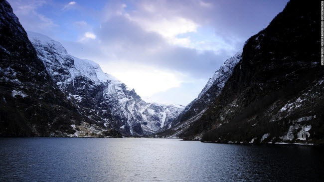 Vịnh Geirangerfjord và Naeroyfjord, Na Uy: Nơi đây gây ấn tượng với vách núi cao, nước sâu và thác nước tuyệt đẹp.