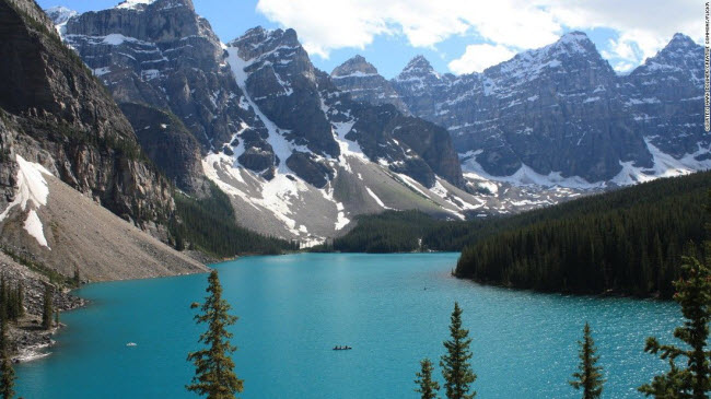 Hồ Moraine, Canada: Hồ Moraine nổi tiếng với nước trong vắt cùng rừng thông và núi hùng vĩ xung quanh.