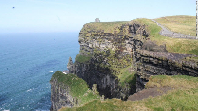 Vách núi ,Moher, Ireland: Vách núi nay cao 213 m trên mặt nước Đại Tây Dương và kéo dài 8 km. Đây là một trong những điểm du lịch hấp dẫn nhất ở Ireland.