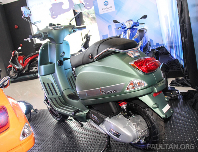 2017 Vespa S 125 i-GET có 4 màu tùy chọn là màu xanh đen, màu đen đỏ, màu xám titan và màu cam. Ảnh cụm đồng hồ của xe.